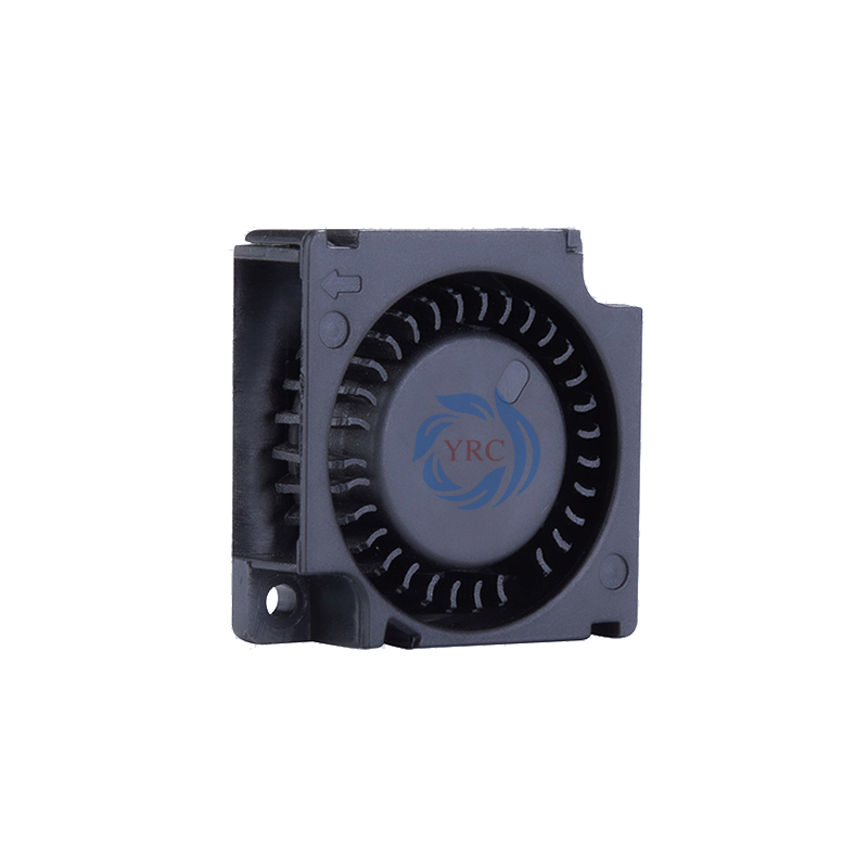 在選擇散熱風(fēng)扇調(diào)速方式時，如何平衡設(shè)備性能與噪音控制